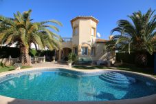 Villa en Denia - Villa con piscina a 700 m de la playa