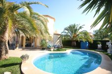 Villa en Denia - Villa con piscina a 700 m de la playa