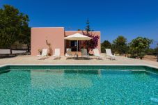 Villa en San Carlos/ Sant Carles de Peralta - Villa con piscina a 1 km de la playa