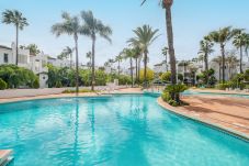 Apartamento en Estepona - Apartamento con piscina a 75 m de la playa