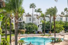Apartamento en Estepona - Apartamento con piscina a 75 m de la playa
