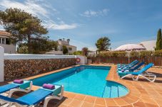 Villa en Cala Blanca - Villa con piscina a 900 m de la playa