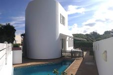 Villa en Cala Blanca - Villa con piscina a 400 m de la playa