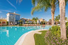 Apartahotel en Marbella - Apartahotel con piscina a 2 km de la playa